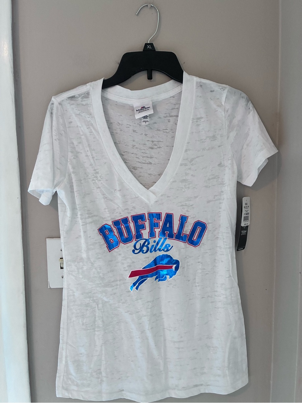 NWT Buffalo Bills Women's V-Neck Tee - White with Blue & Red Logo Large